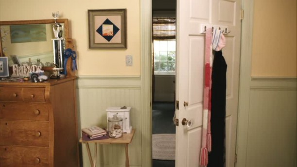 door-and-dresser-in-emilys-room-611x343